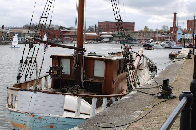 Foto boten aangemeerd in de haven