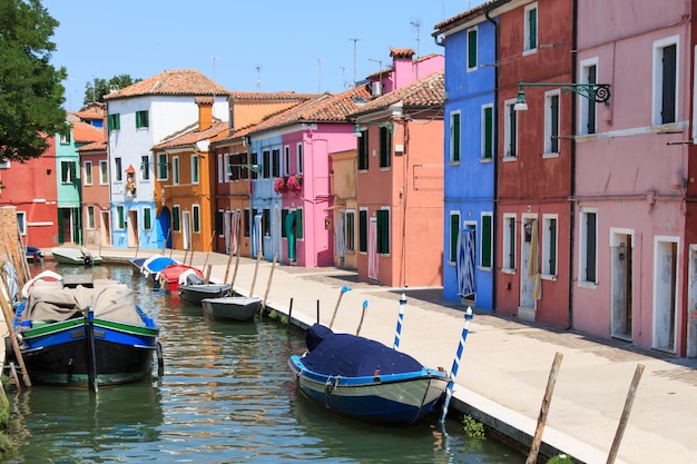 Boten aangemeerd op een kanaal bij kleurrijke gebouwen op het eiland Burano