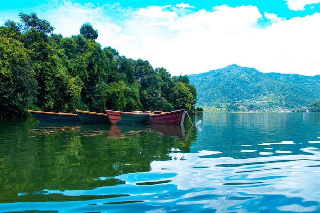 Foto boten bij phewa fewa lake in pokhara, nepal