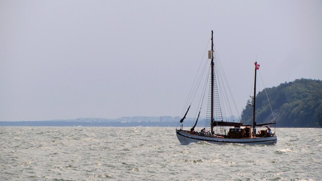 Foto boten die op zee bewegen tegen de lucht