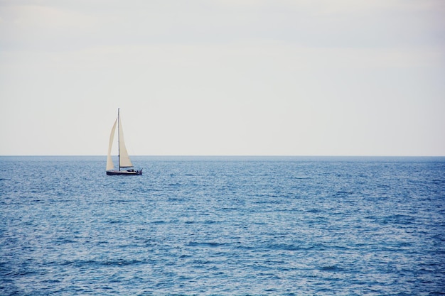 Boten die op zee varen