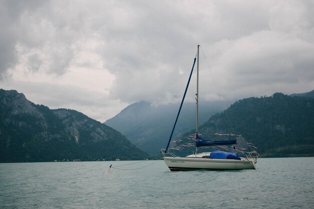 Boten die op zee varen