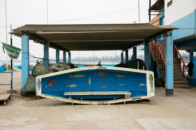 Boten en activiteit van de visserij-industrie in de haven van Chorrios in de stad Lima in Peru