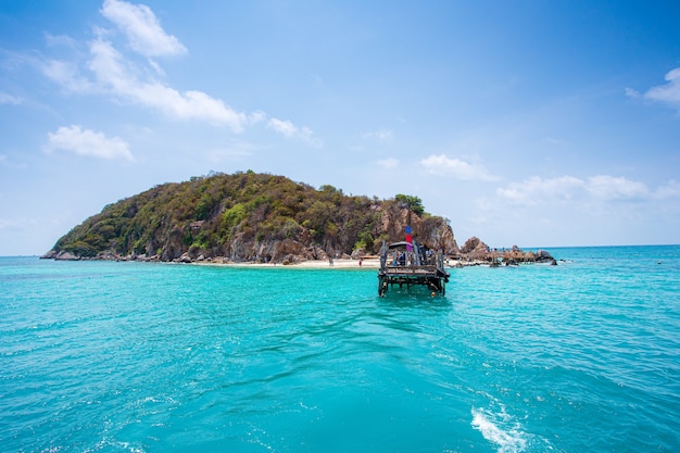 Boten en eilanden in ThailandKleurrijke traditionele lange staart boot drijvend op tropisch