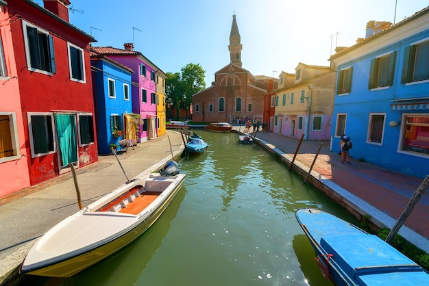 Boten en gekleurde huizen in de zomer Burano, Italië