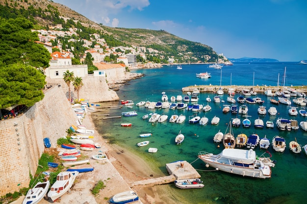 Boten en jachten in de oude haven van Dubrovnik, Kroatië