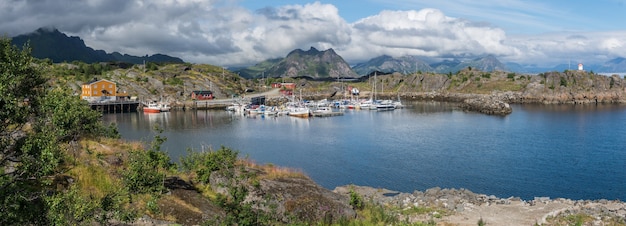 Boten en jachten in een baai op een achtergrond van bergen, Lofoten-archipel, Noorwegen