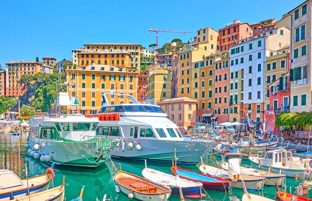 Boten en schepen in de haven van Camogli-stad op zonnige zomerdag, Genua, Italië