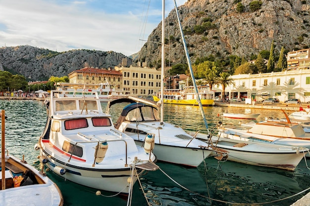 Boten en veerboten in de haven in de Adriatische Zee van Omis, Kroatië