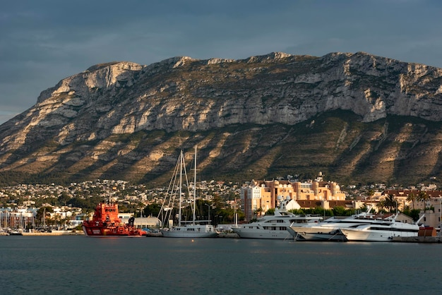 Boten en zeilboten in de haven van Denia en de berg Montgo op de achtergrond Denia Alicante