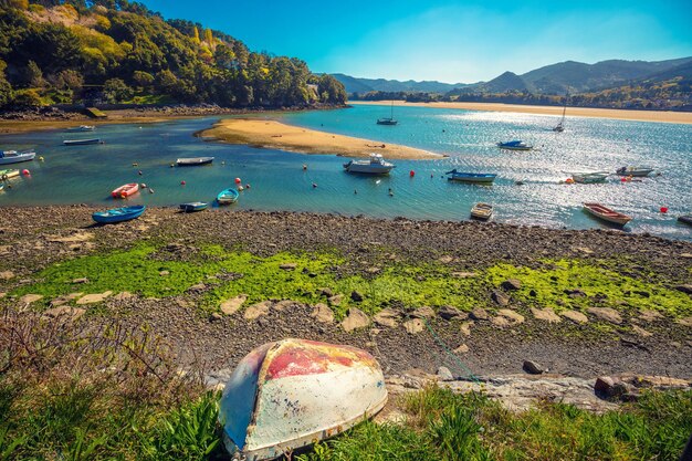 Boten in de baai bij eb Urdaibai Biskaje Spanje