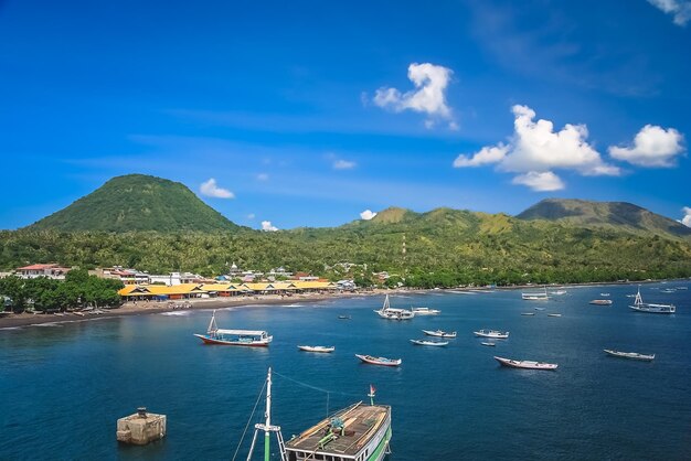 Boten in de baai van Labuhan Bajo