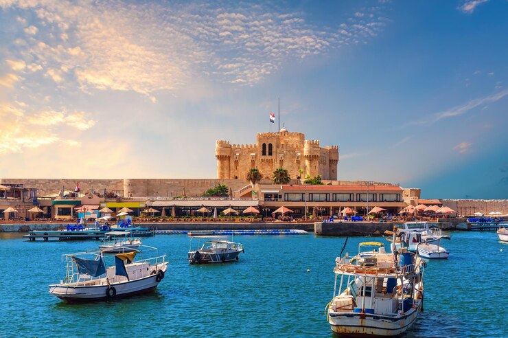 Boten in de haven bij de beroemde citadel van Qaitbay Alexandria Egypte