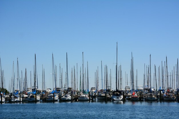 Foto boten in de haven tegen een heldere lucht
