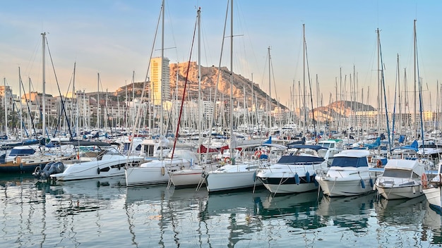 Boten in de haven van Alicante