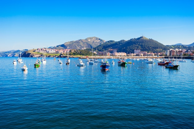 Boten in de haven van Castro Urdiales. Castro Urdiales is een kleine stad in de regio Cantabrië in het noorden van Spanje.