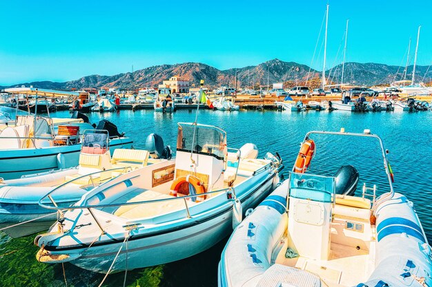 Boten in de prachtige jachthaven van Villasimius in de baai van de blauwe wateren van de Middellandse Zee op het eiland Sardinië in Italië in de zomer. regio Cagliari.