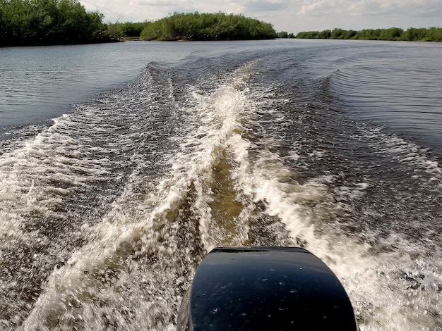 Boten in de rivier de Ob Vervoer met motorboten