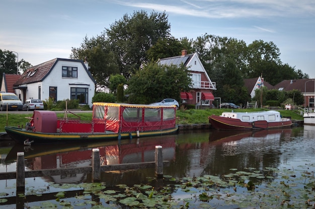 Foto boten in de rivier met gebouwen op de achtergrond