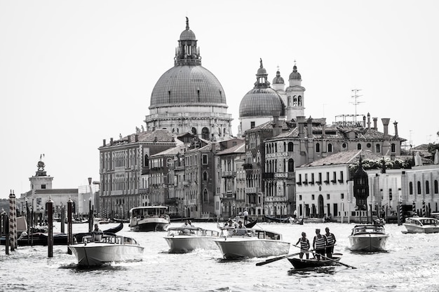 Boten in het Grand Canal door Santa Maria della salute tegen de hemel op een zonnige dag