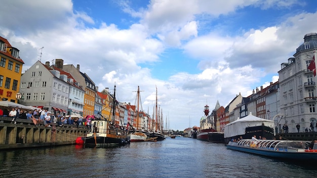 Foto boten in het kanaal te midden van gebouwen in de stad