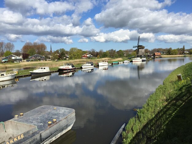 Foto boten in het kanaal tegen bewolkte lucht