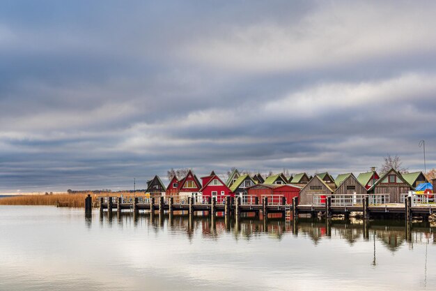 Foto boten in het meer tegen de lucht