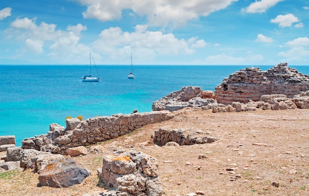 Boten in Tharros op een bewolkte dag