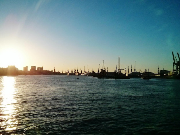 Boten in zee bij zonsondergang