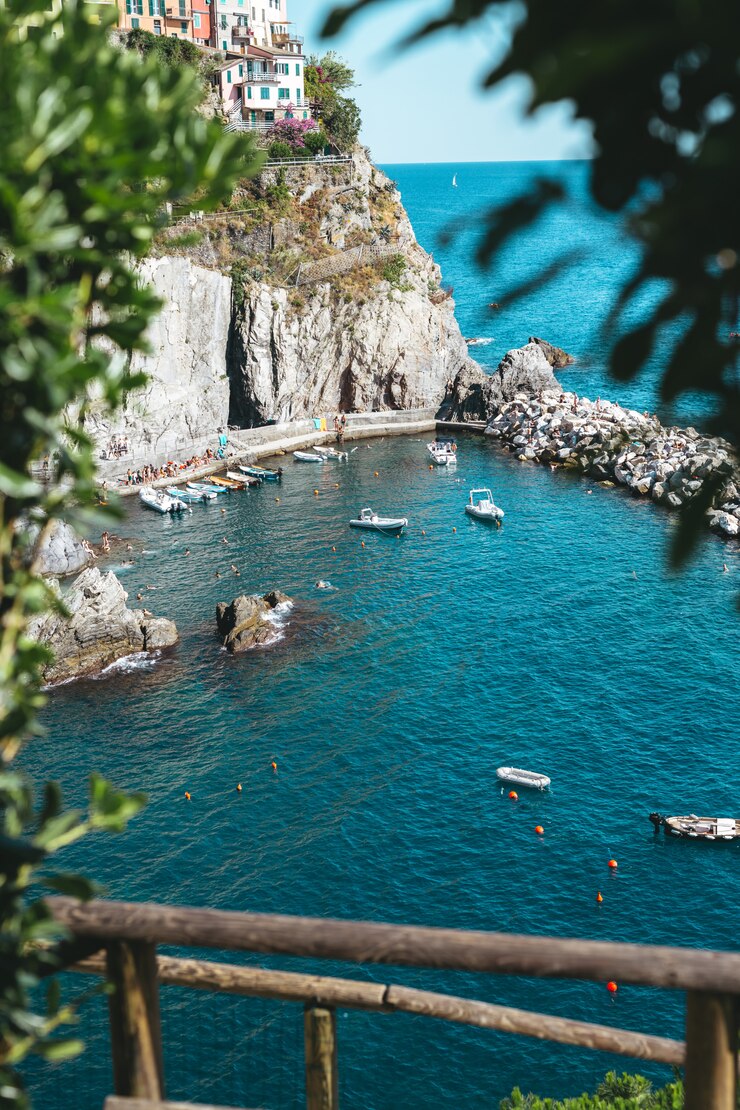 Boten op blauw water dichtbij de kust in het nationale park van Cinque Terre in Italië