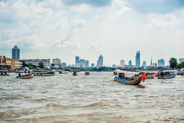 Boten op de rivier in bangkok