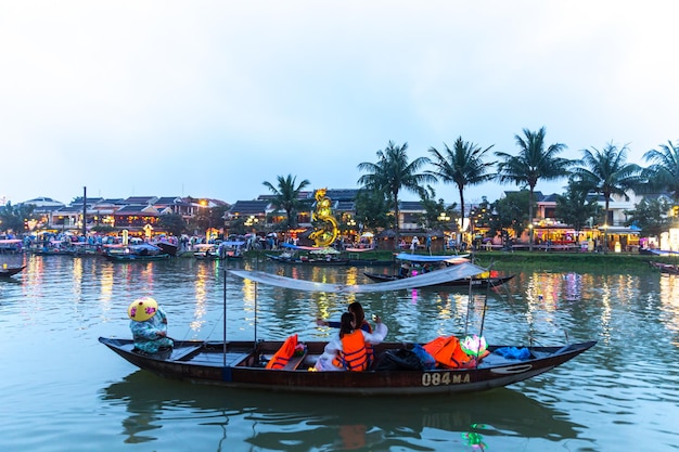 Boten op de rivier in Hoi An Old Town in Vietnam