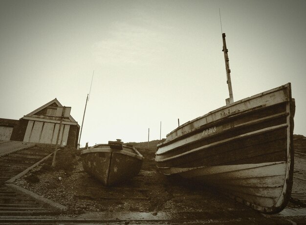 Foto boten op droog land