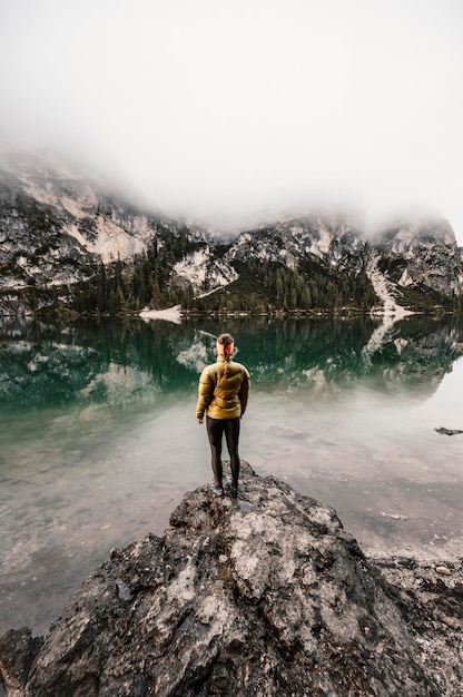 Boten op het Braies-meer Pragser Wildsee in Dolomietenbergen Sudtirol Italië dolomiet