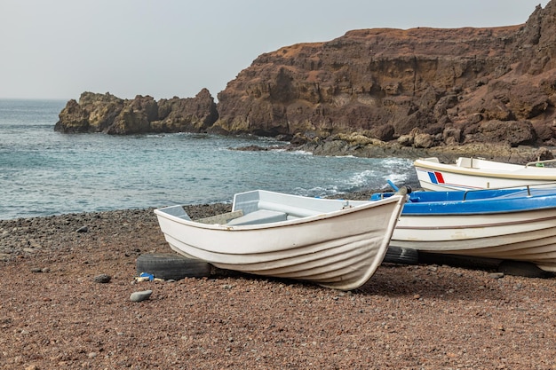 Boten op het strand van El Golfo op de Canarische eilanden van Lanzarote