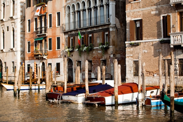 Foto boten parkeren in de stad venetië in italië