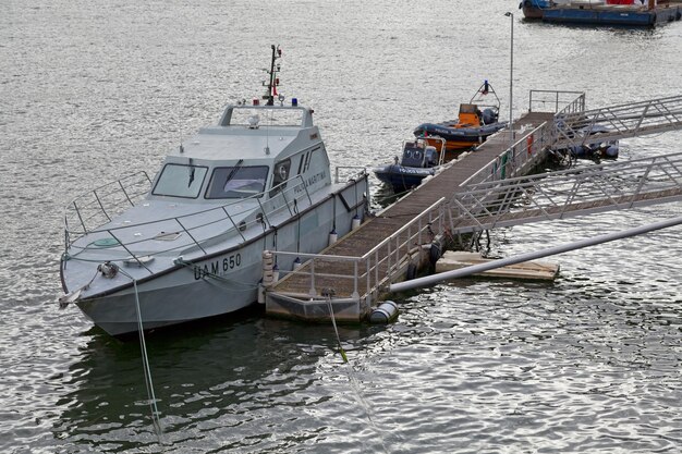 Boten van de policia maritima in porto