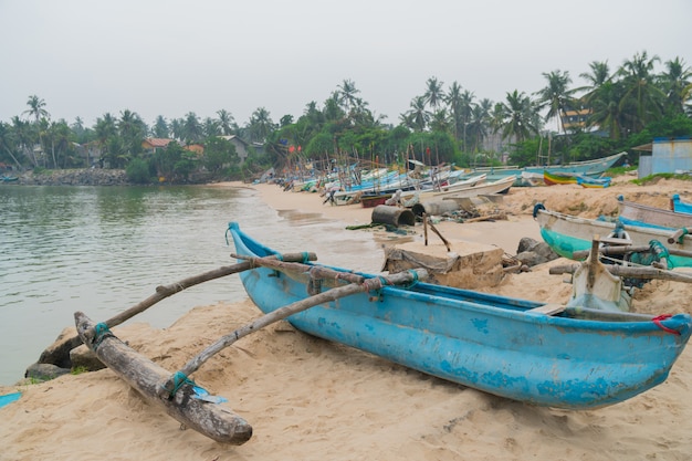 Boten van vissers in de haven in Sri Lanka.