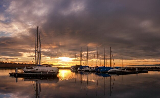 Foto boten verankerd in de haven bij zonsondergang