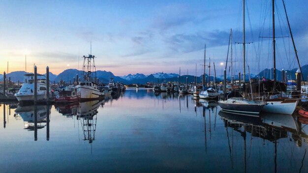 Foto boten verankerd in de haven bij zonsondergang