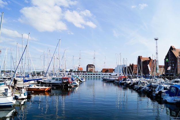 Foto boten verankerd in de haven in de zee tegen de lucht