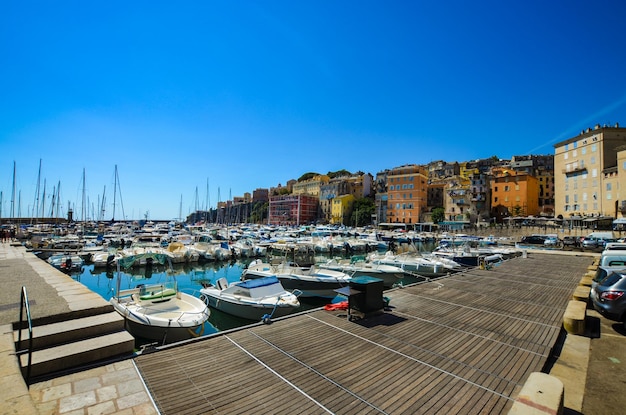 Boten verankerd in de haven tegen een heldere lucht in de bastia