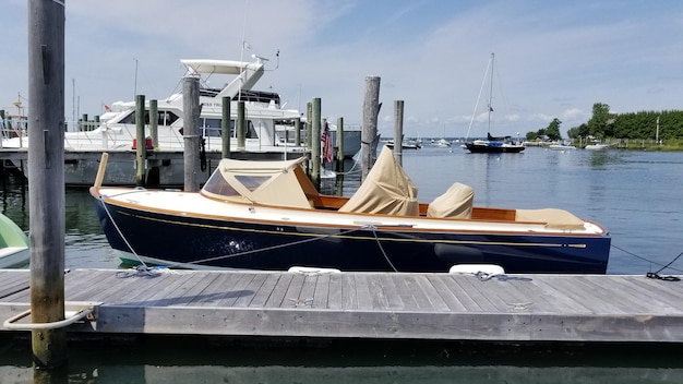 Foto boten verankerd in de haven