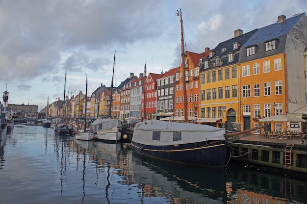 Foto boten verankerd in de haven