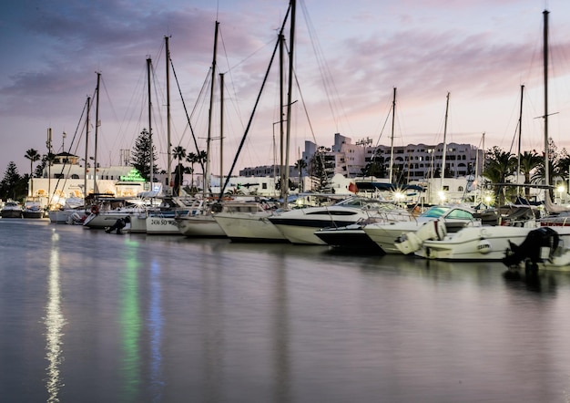 Boten verankerd in de haven