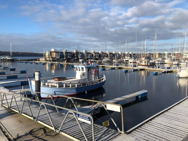 Foto boten verankerd in de haven