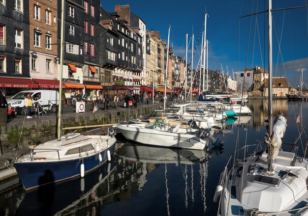 Foto boten verankerd in de haven