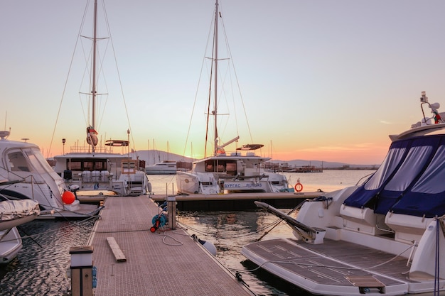 Foto boten verankerd in de haven