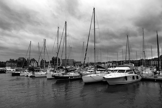 Boten verankerd in de haven