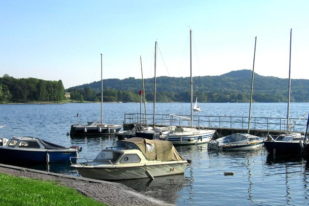 Foto boten verankerd in de haven